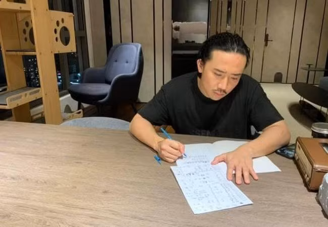 Trấn Thành cặm cụi học tiếng Hàn do chính bà xã Hari Won làm gia sư chỉ dạy.