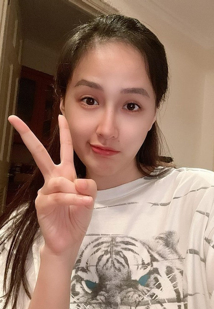 Hoa hậu Mai Phương Thúy ngẫu hứng selfie để đăng facebook. Cô được khen xinh và trẻ trung dù để mặt mộc.