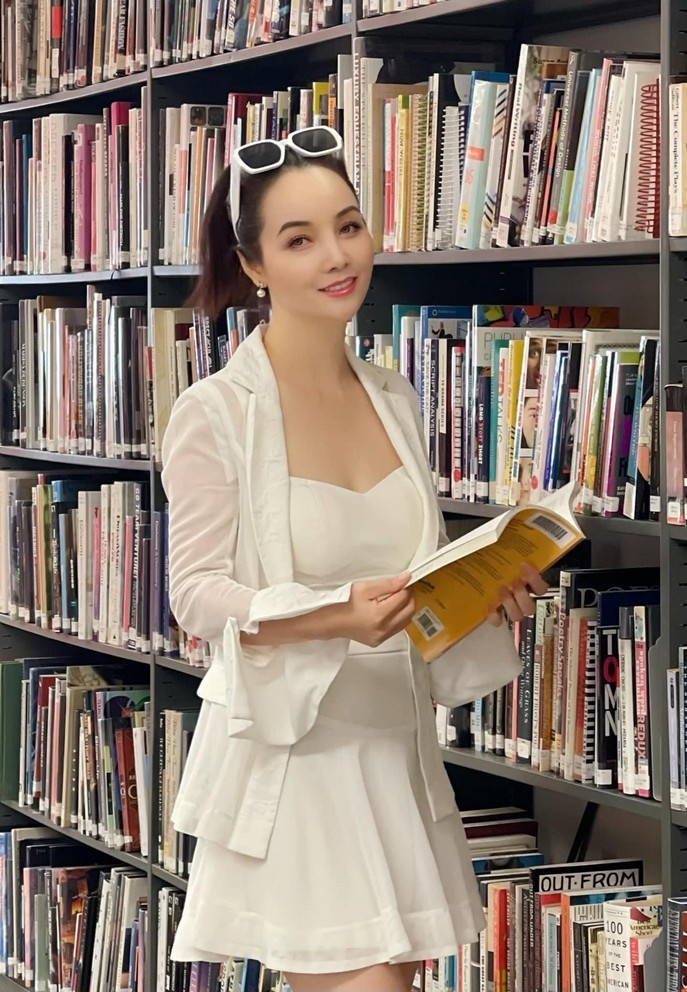 Mai Thu Huyền trẻ trung khi đọc sách trong thư viện trường. Nữ diễn viên vừa đưa con sang Mỹ học đại học.