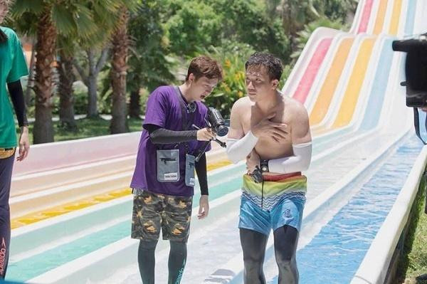 Những khi lăn xả vì thử thách, chiếc bụng mỡ của Trấn Thành lại càng lộ rõ hơn. Biệt danh "đuông dừa" của anh cũng từ đây mà ra.