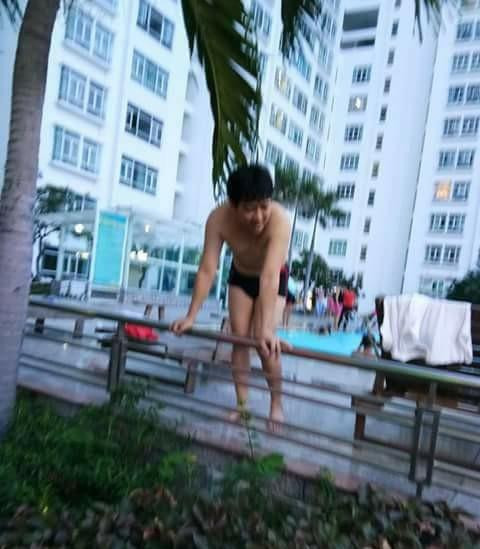 Trước đây, nam danh hài từng nhiều lần để lộ thân hình không như mơ với bụng 1 múi khi đi bơi.