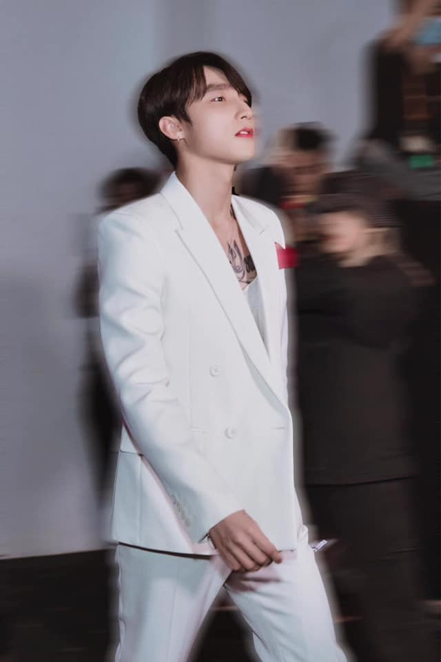 Xuất hiện tại sự kiện, giọng ca Chúng ta của hiện tại diện nguyên cây suit trắng lịch lãm kết hợp boots đồng điệu. Nam ca sĩ hóa "bạch công tử" hút hồn chị em.