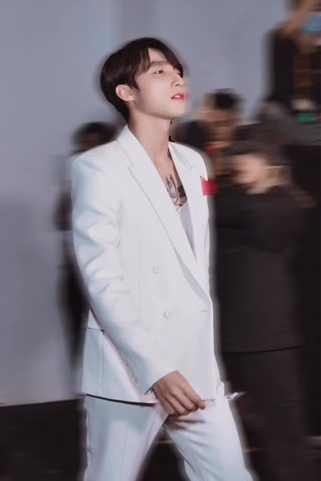 Xuất hiện tại sự kiện, giọng ca Chúng ta của hiện tại diện nguyên cây suit trắng lịch lãm kết hợp boots đồng điệu. Nam ca sĩ hóa "bạch công tử" hút hồn chị em.