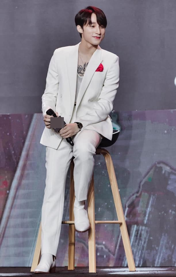 Trong buổi họp báo lần này, giọng ca Thái Bình đeo đồng hồ dây da màu đen mặt vuông. Chưa hết, cộng đồng mạng còn soi ra Sơn Tùng không còn đeo vòng đôi với Thiều Bảo Trâm mà lại đeo vòng tay giống Hải Tú.