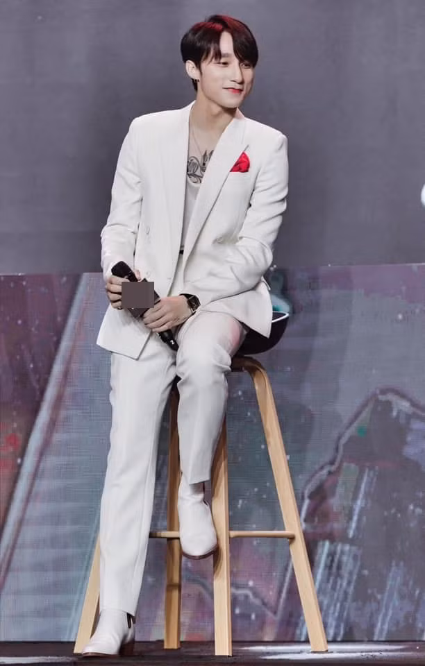 Trong buổi họp báo lần này, giọng ca Thái Bình đeo đồng hồ dây da màu đen mặt vuông. Chưa hết, cộng đồng mạng còn soi ra Sơn Tùng không còn đeo vòng đôi với Thiều Bảo Trâm mà lại đeo vòng tay giống Hải Tú.