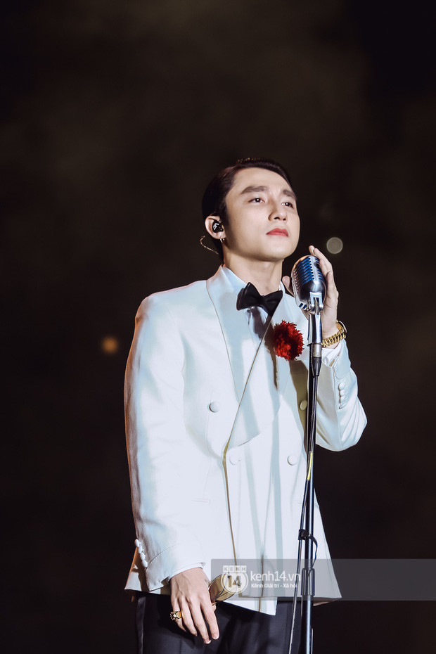 rong show diễn hát live ca khúc "Chúng ta của hiện tại", Sơn Tùng vẫn còn đeo đồng hồ đôi với Thiều Bảo Trâm.