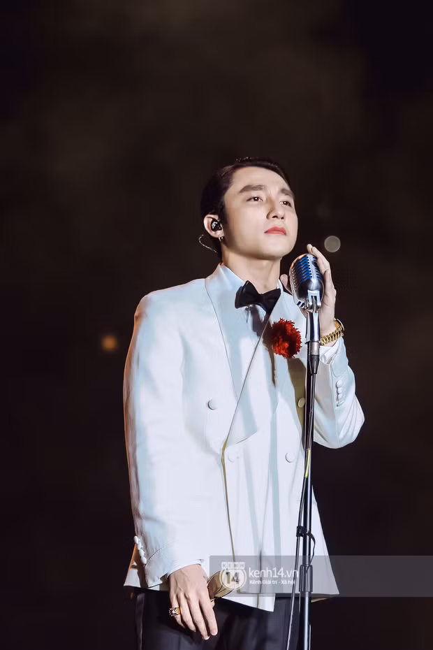 Trong show diễn hát live ca khúc "Chúng ta của hiện tại", Sơn Tùng vẫn còn đeo đồng hồ đôi với Thiều Bảo Trâm.