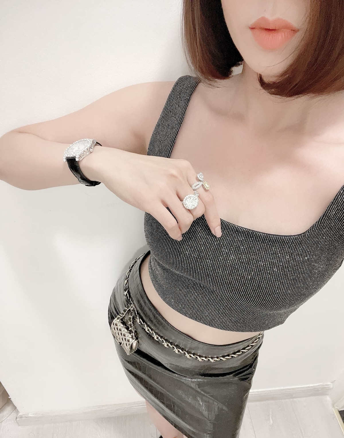 Lệ Quyên khoe vòng eo thon thả.