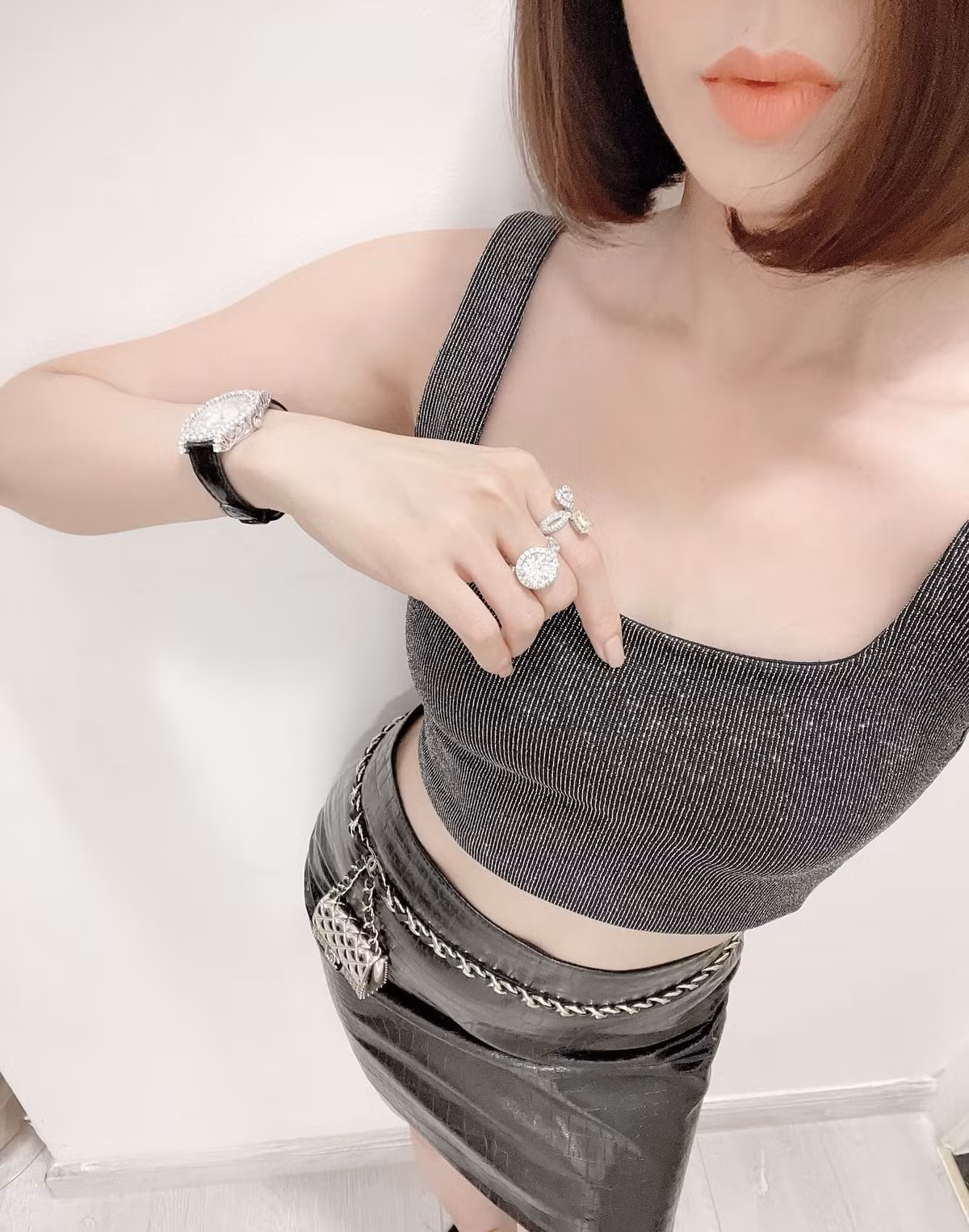 Lệ Quyên khoe vòng eo thon thả.