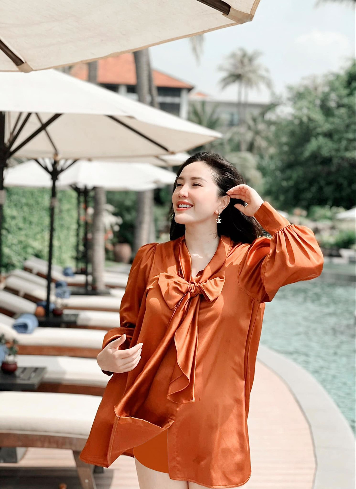 Bảo Thy mặc đồ rộng ở khu nghỉ dưỡng.