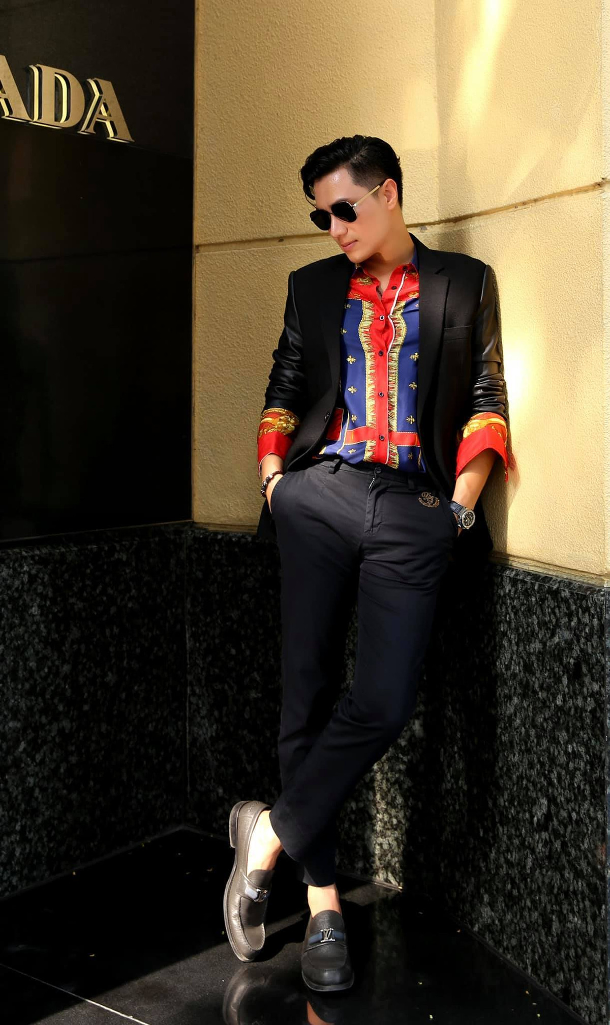 Việt Anh mặc sành điệu.