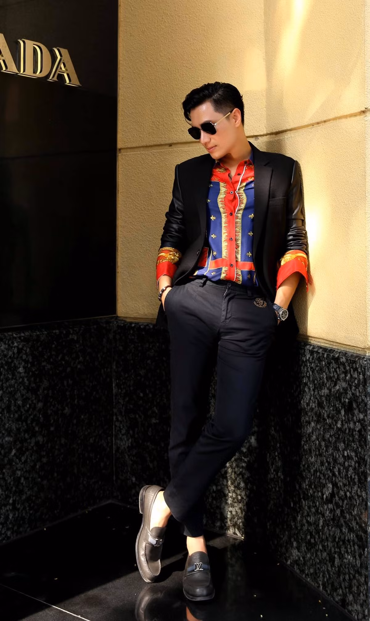 Việt Anh mặc sành điệu.