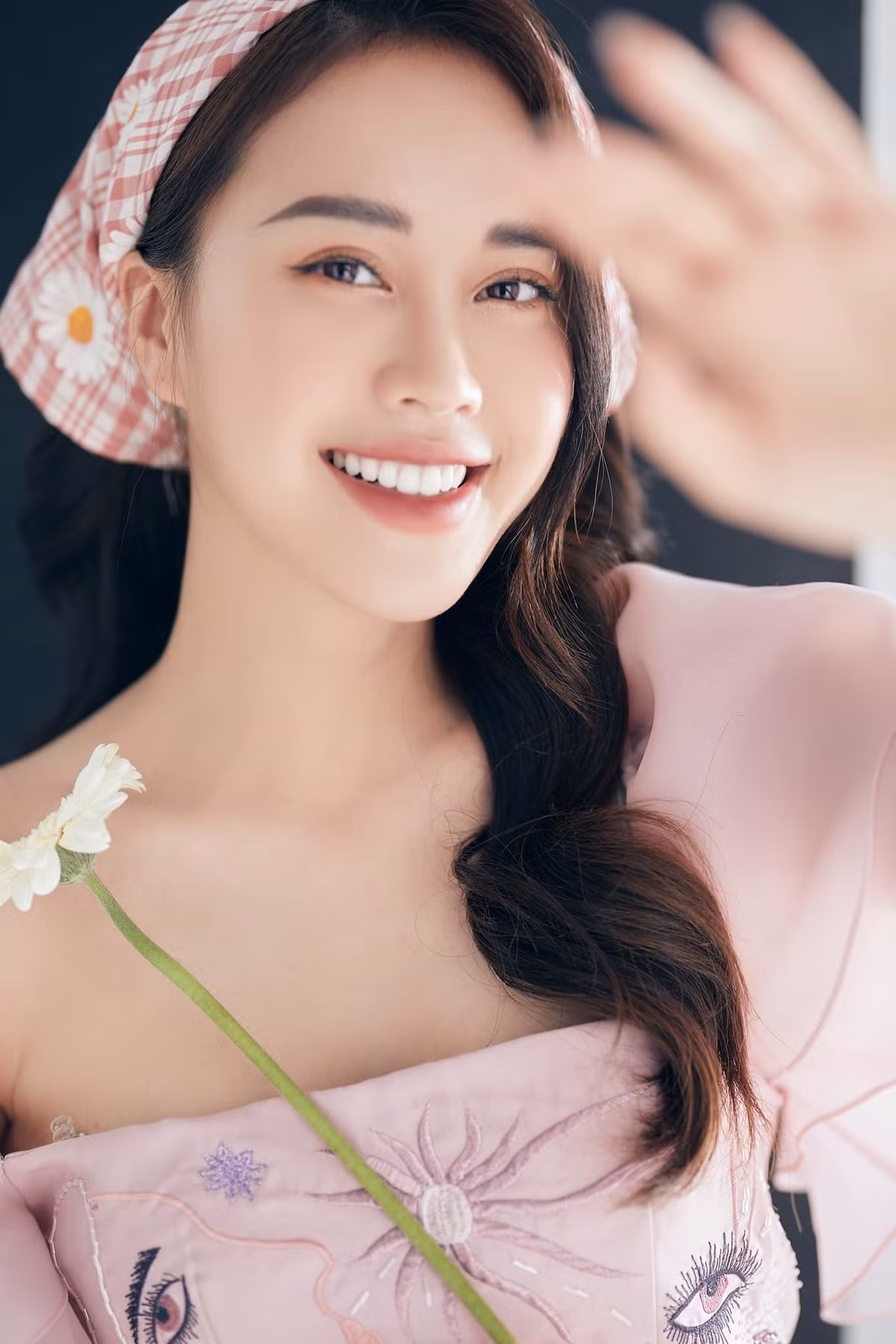 MC "Bữa trưa vui vẻ" Ngô Mai Phương đẹp trong veo.