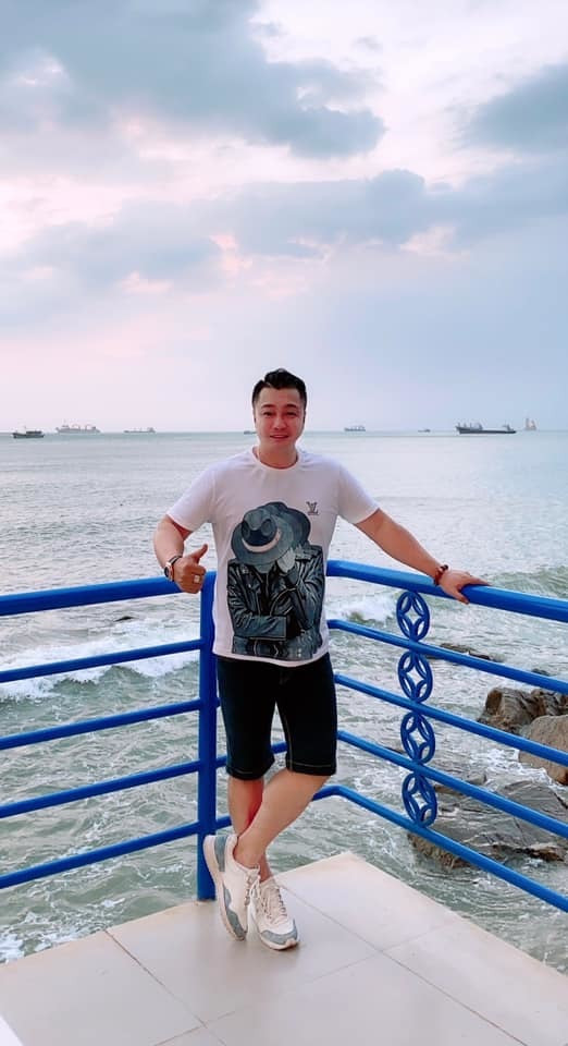 Lý Hùng mặc đơn giản ra biển.