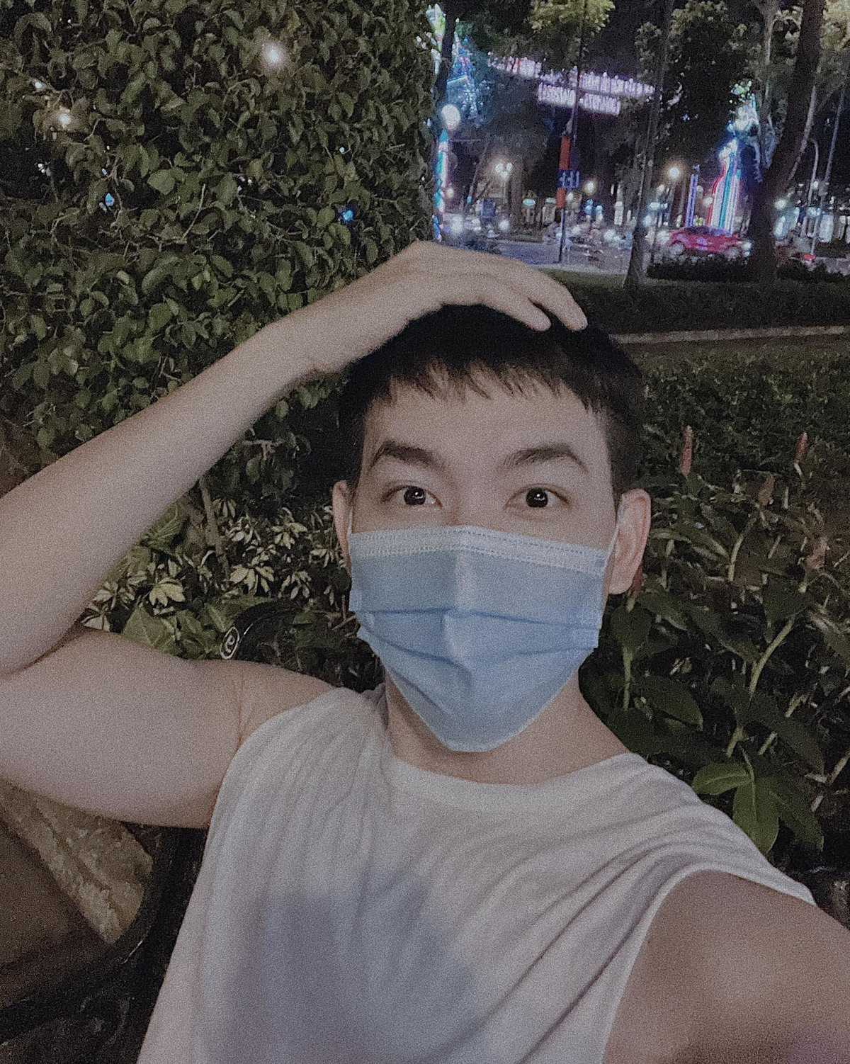 Võ Cảnh đeo khẩu trang chạy bộ thể dục 6 vòng.