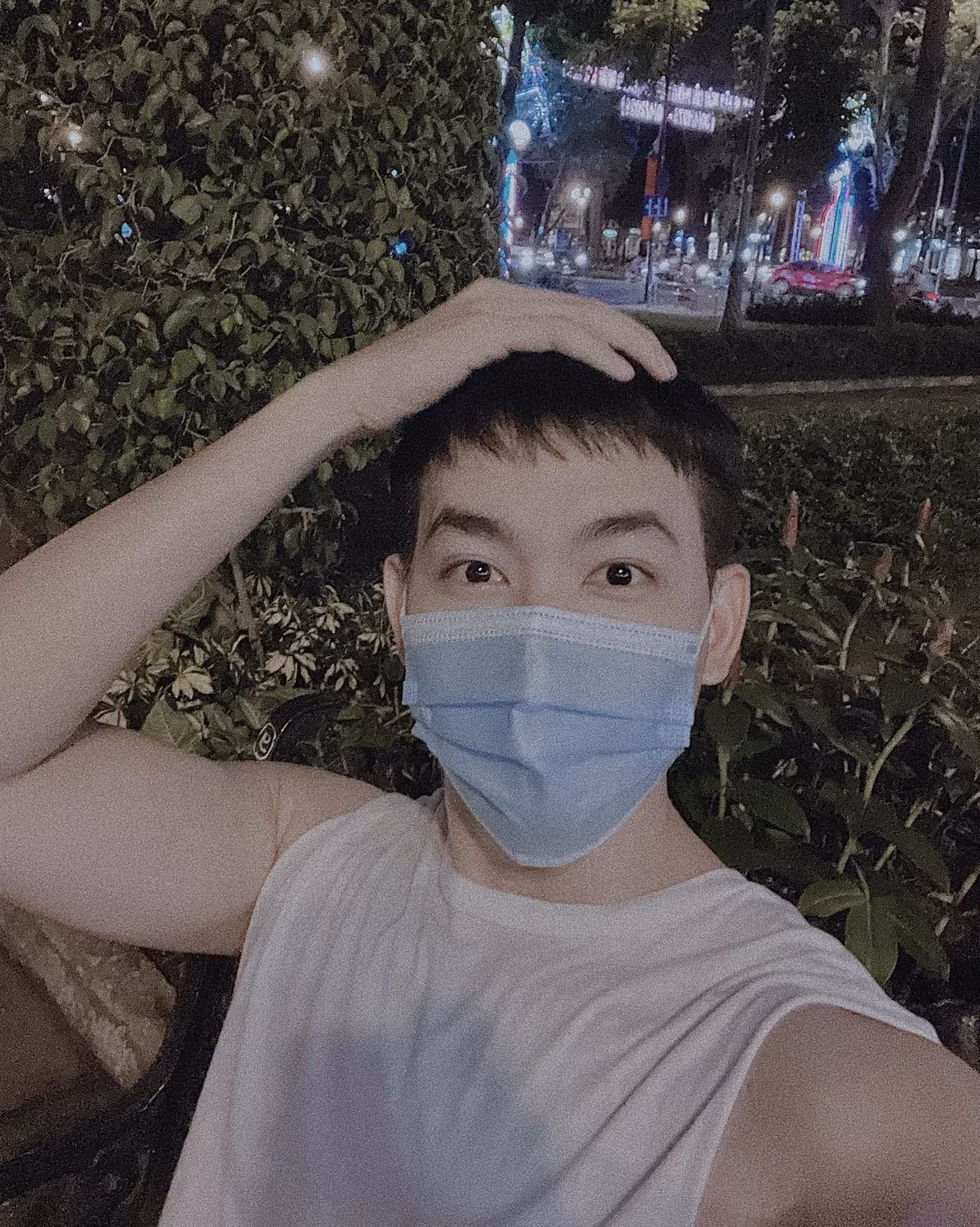 Võ Cảnh đeo khẩu trang chạy bộ thể dục 6 vòng.