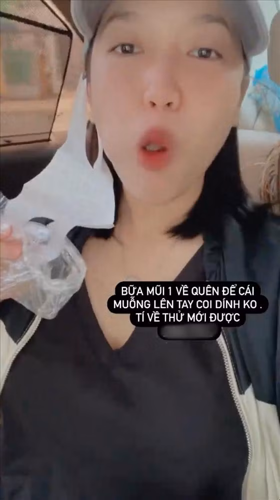 Khác với những bức ảnh gọn gàng đâu vào đấy thời son rỗi, Diệu Nhi phát tướng khá nhiều sau sinh, đặc biệt là vòng 1 khá khủng. Ngoài ra, gương mặt phúng phính, nhìn tăng cân khá rõ cũng khiến fan cho là bằng chứng "khó chối cãi" trước tin đồn sinh con cho bạn trai Anh Tú.