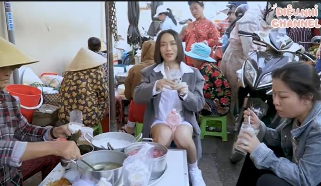 Mặc dù đã mặc đồ rộng nhưng cô vẫn lộ rõ "bụng vượt mặt".