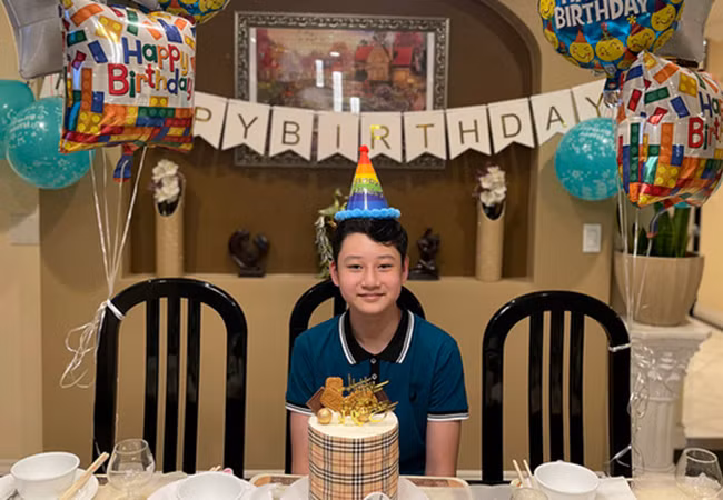 Nhiều người nhận xét cậu bé nhóc tì ngày nào giờ điển trai và là “bản sao” của nam ca sĩ thời trẻ.