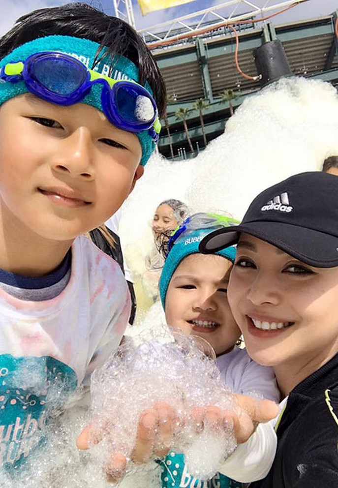 Trong khi đó, Jennifer vẫn dành sự quan tâm chăm sóc và yêu thương Bảo Nam dù đã đi bước nữa.