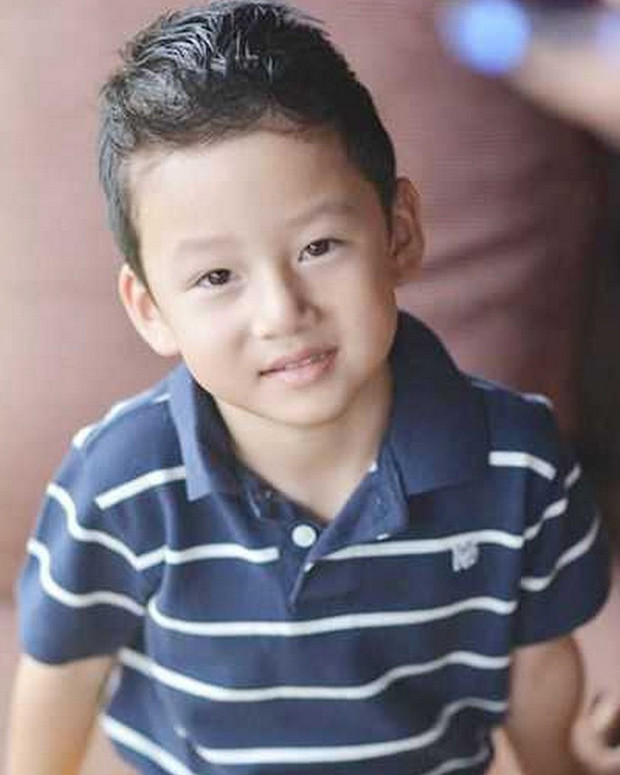 Sinh ra trong gia đình có cả bố lẫn mẹ là người nổi tiếng nên cậu từ nhỏ nhận nhiều sự chú ý từ công chúng.