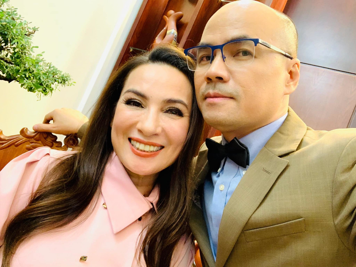 Phi Nhung chụp ảnh cùng MC Minh Đức trước giờ thực hiện giãn cách theo Chỉ thị 16 tại TP.HCM.