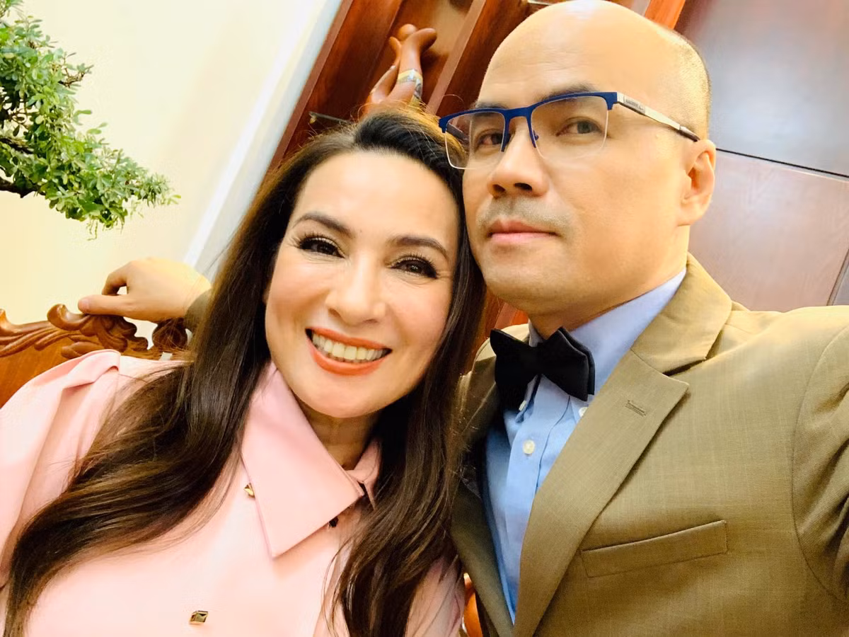 Phi Nhung chụp ảnh cùng MC Minh Đức trước giờ thực hiện giãn cách theo Chỉ thị 16 tại TP.HCM.