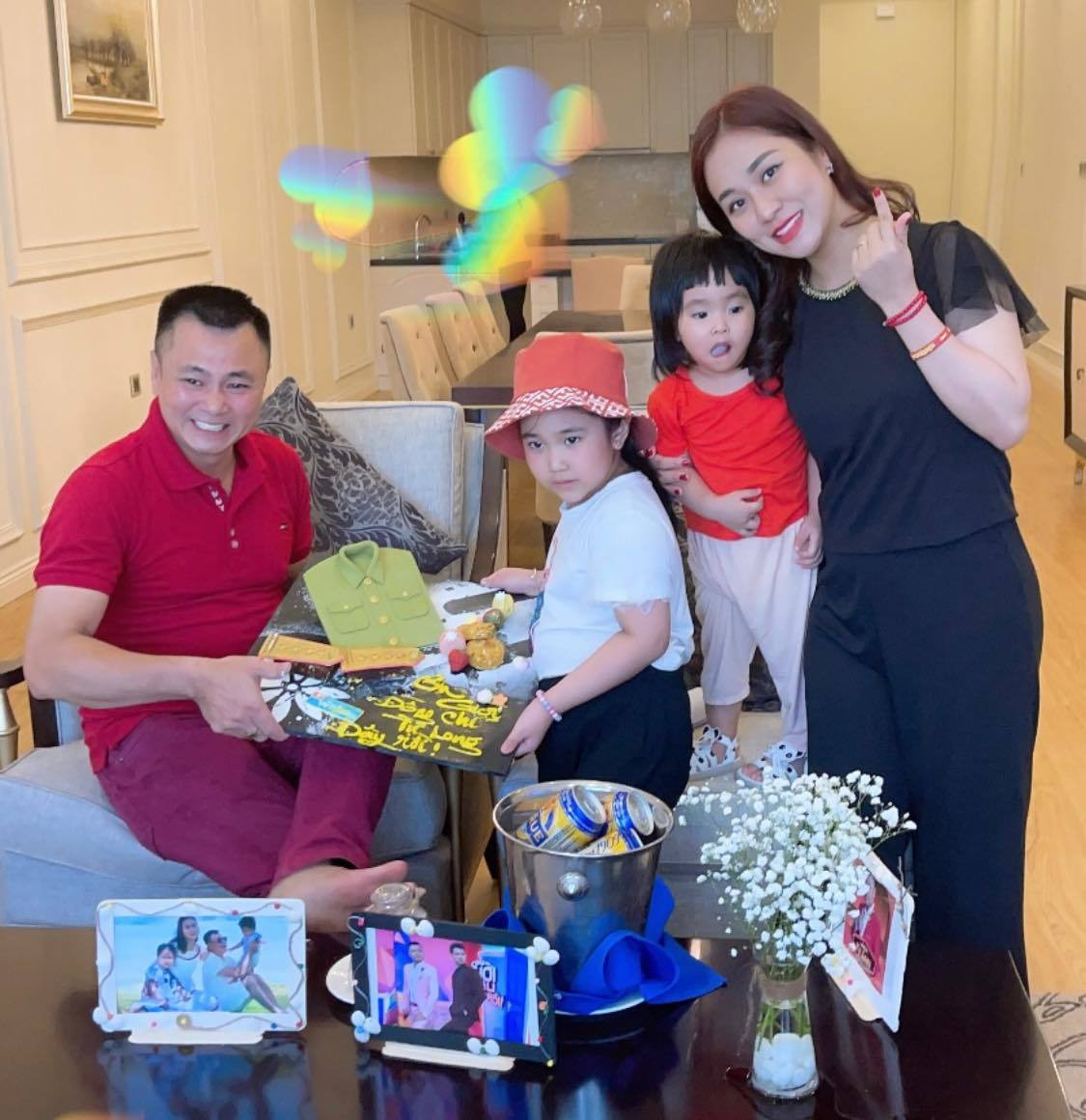 Gia đình Tự Long sum vầy ấm áp.