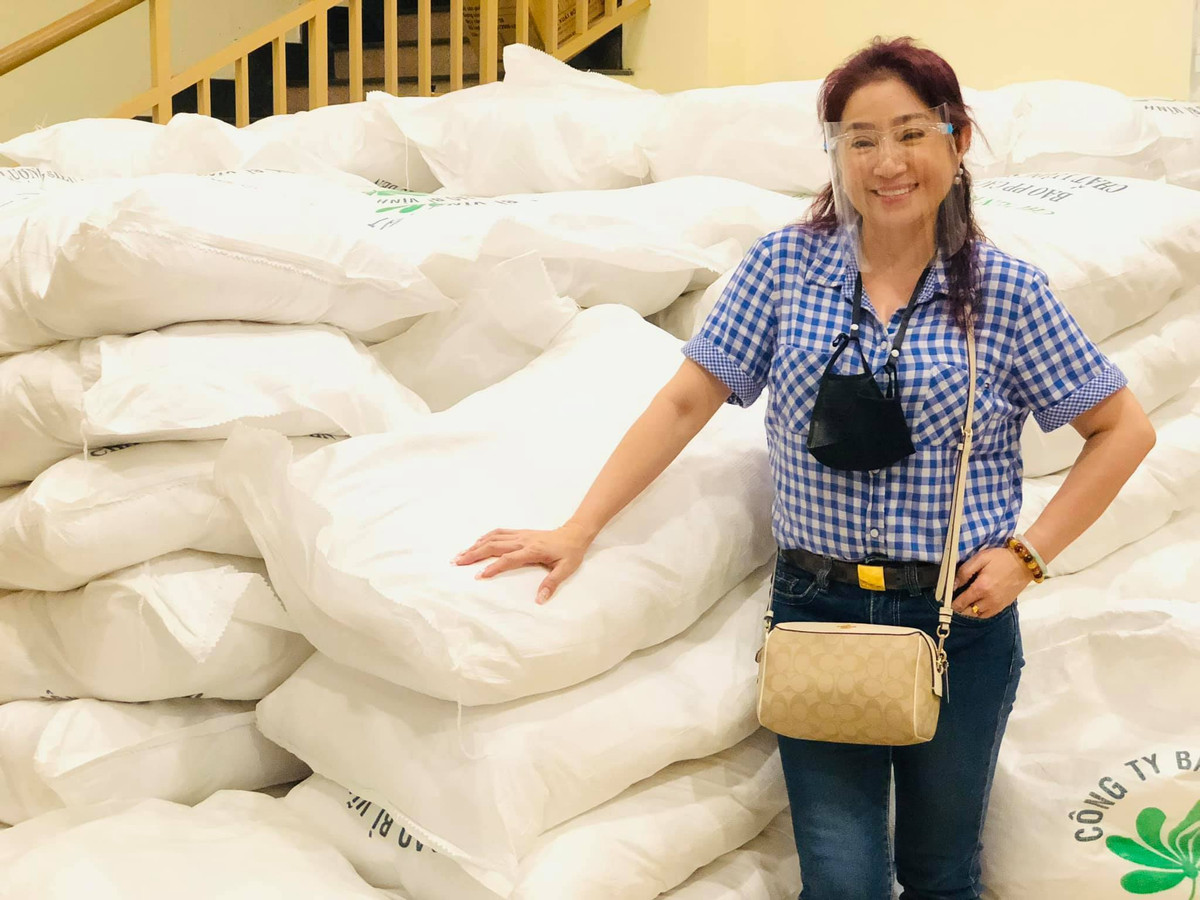 Thoại Mỹ mãn nguyện khi đã chuyển gạo và nước uống cho người dân gặp khó khăn.