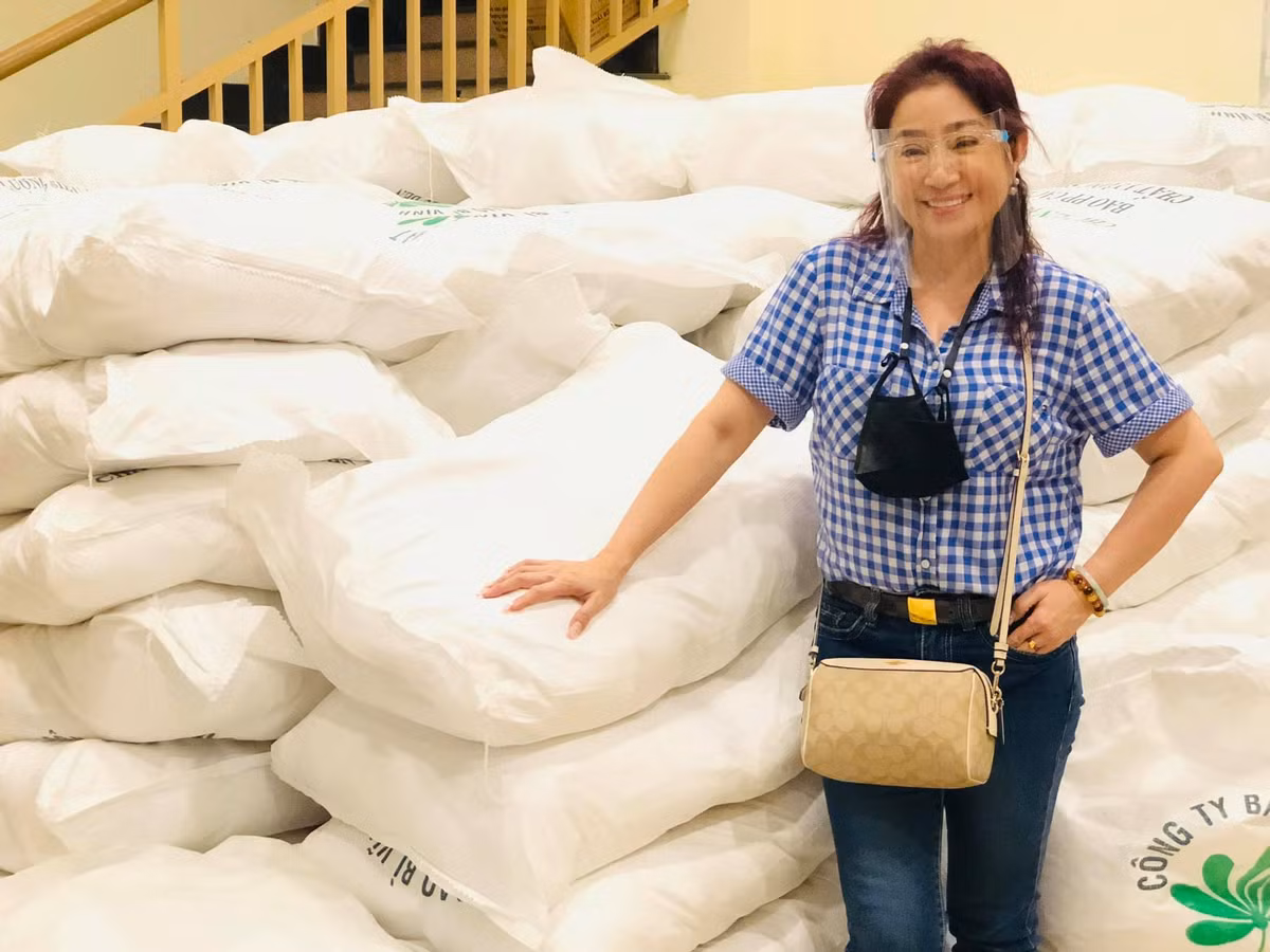 Thoại Mỹ mãn nguyện khi đã chuyển gạo và nước uống cho người dân gặp khó khăn.