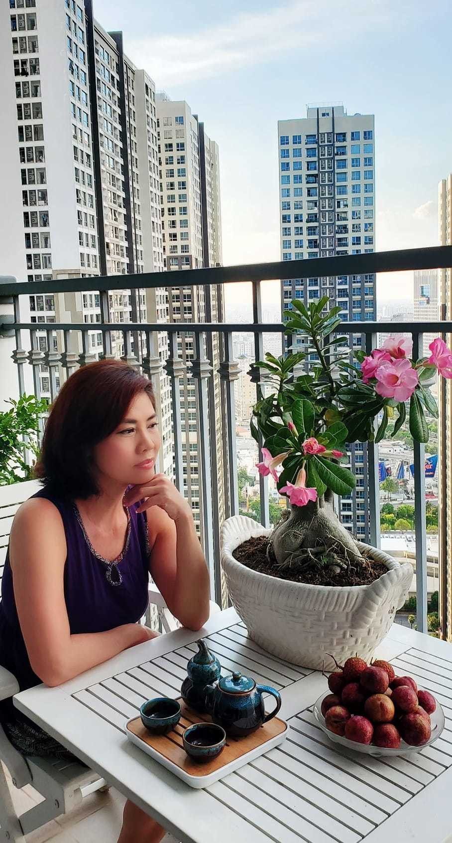 Hồ Lệ Thu làm thơ: Mỗi ngày ta hãy tập ngồi thiền / Tập cho tâm nhẹ học bình yên / Buông bớt lăng xăng tìm phiền não / Hai tuần ta hãy học điềm nhiên.