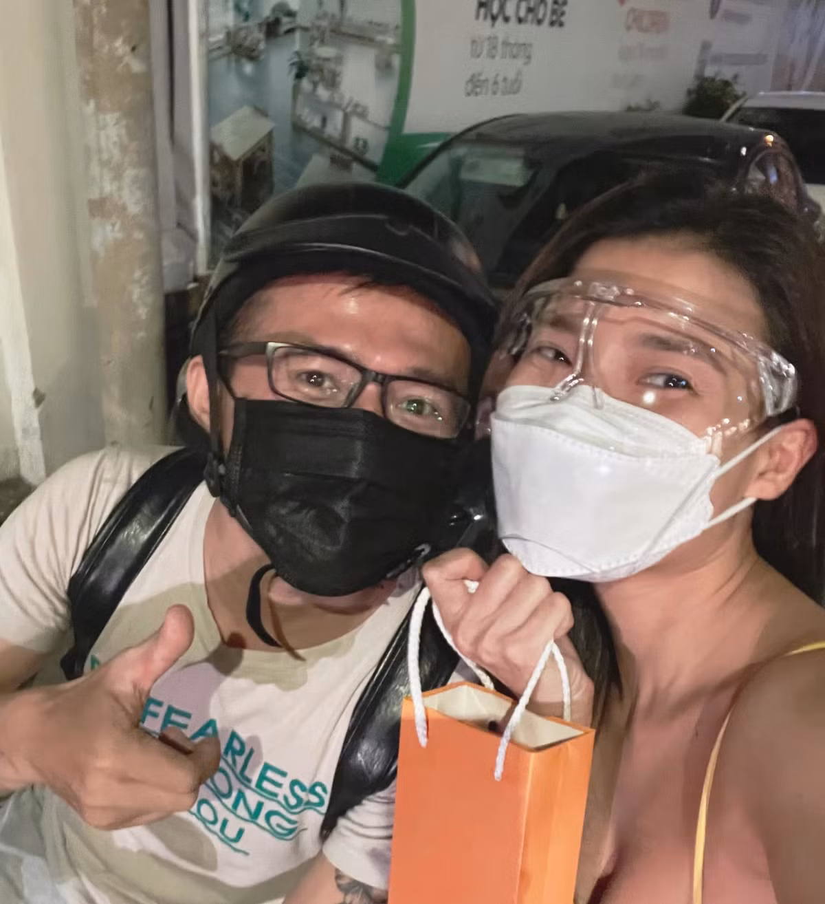 Thúy Diễm nhận quà sinh nhật từ người thân.