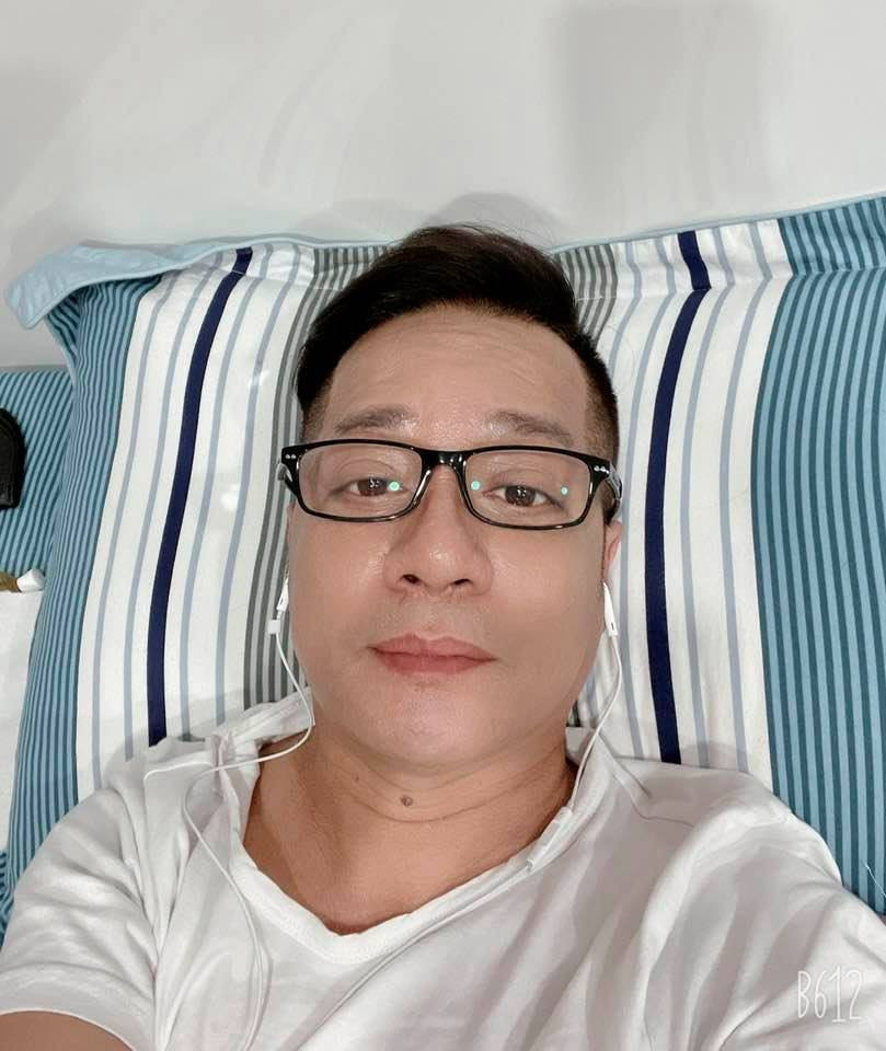 Nhớ nhà, nhớ công việc, gia đình, học trò, con trai,... Minh Nhí suýt rơi nước mắt.