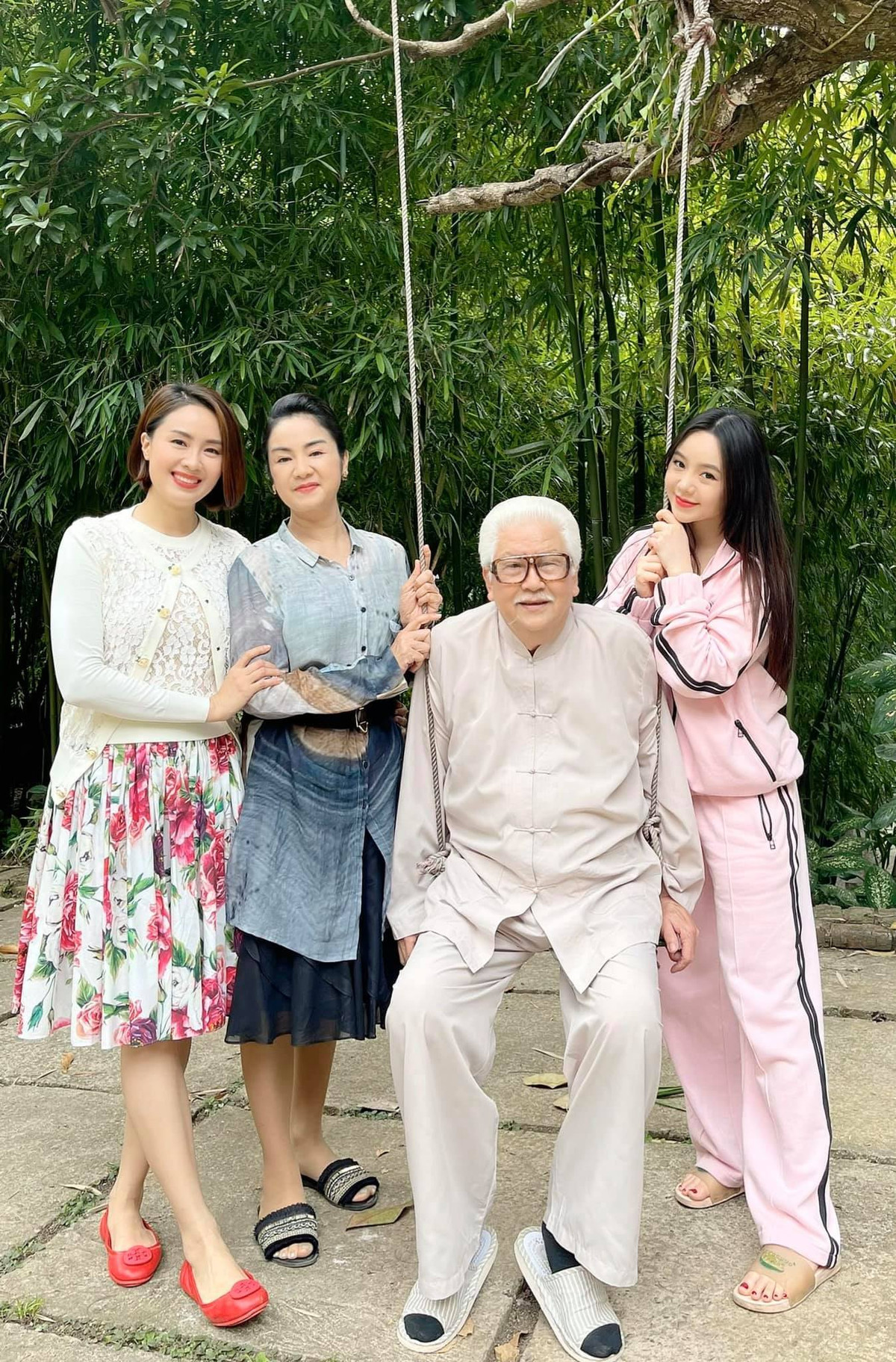 Ảnh hậu trường phim Hướng dương ngược nắng do Hồng Diễm đăng tải.