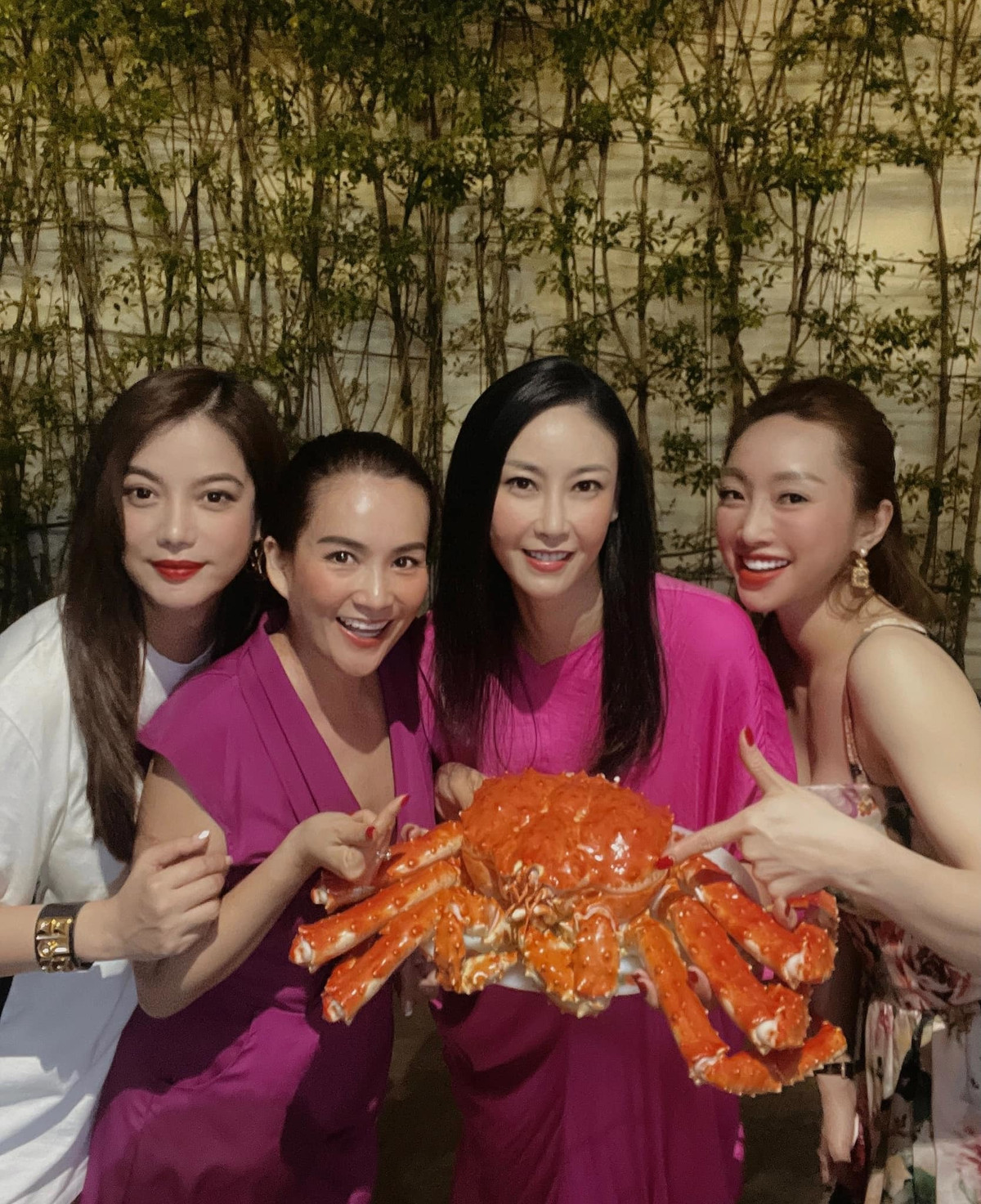 Hội bạn thân quyền lực Trương Ngọc Ánh, Hà Kiều Anh, Lê Anh Thơ cùng Lý Thùy Chang khoe bữa tối là chú cua hoàng đế "siêu to khổng lồ".