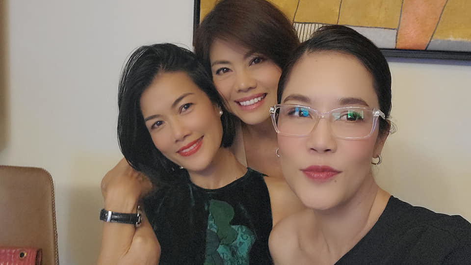 Hồ Lệ Thu (giữa) "bung xõa" bên chị em ca sĩ Thu Phương.