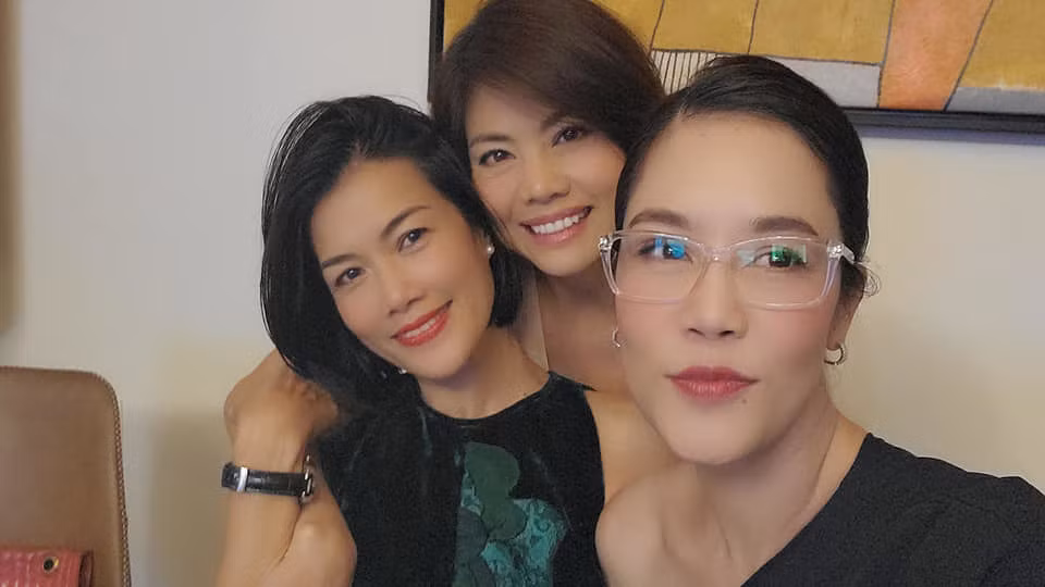 Hồ Lệ Thu (giữa) "bung xõa" bên chị em ca sĩ Thu Phương.