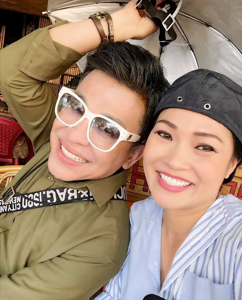 Phương Thanh thân thiết bên MC Thanh Bạch.