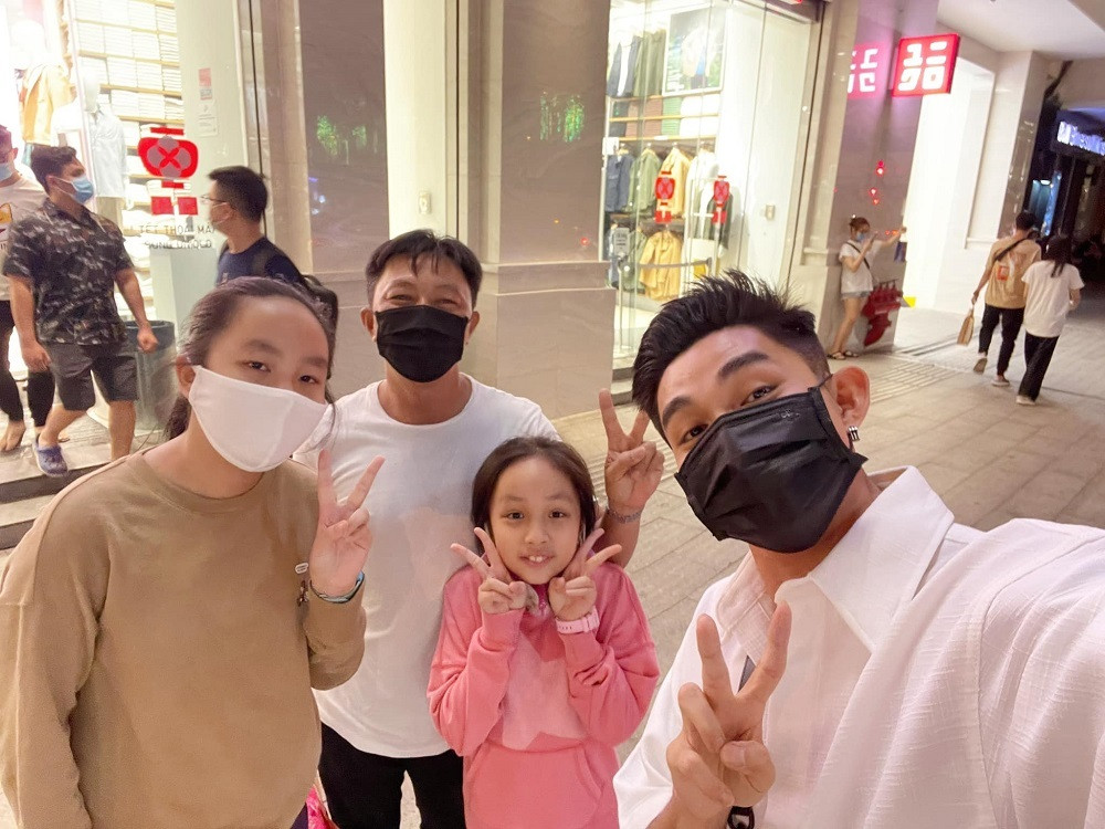 Jun Phạm đi shopping với gia đình.