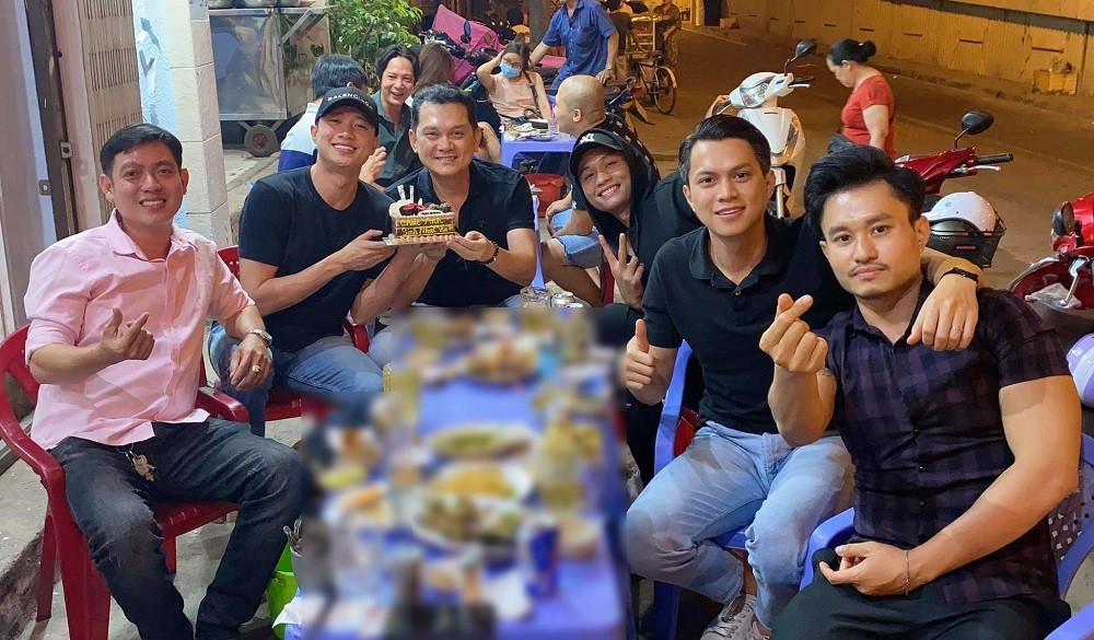 Quốc Trường nâng bánh kem mừng sinh nhật NSƯT Hữu Châu.