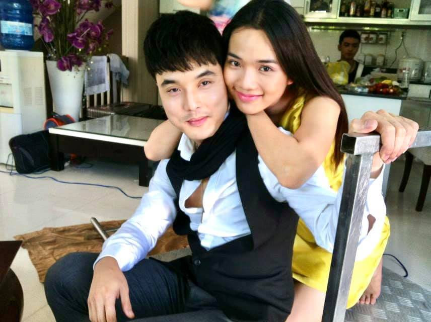 Người mẫu Kim Cương đăng ảnh kỷ niệm bên ông xã Ưng Hoàng Phúc cách đây 8 năm, bật mí: "Hồi đó lần đầu gặp nhau mà đóng cảnh yêu nhau nè, ôm như đúng rồi thành ra về dính luôn!".