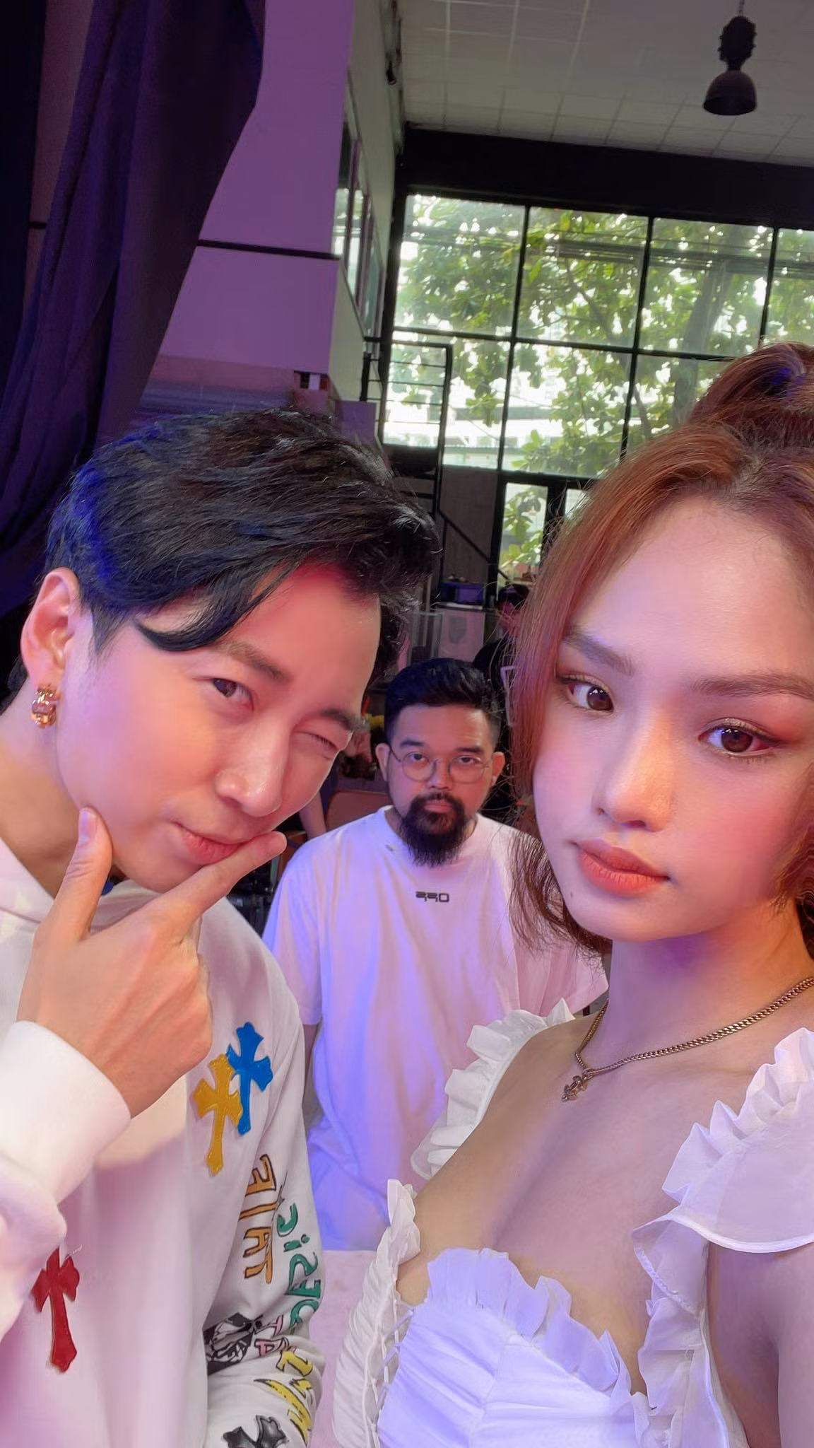 Sao Việt hôm nay 2/2: Rapper Karik vui vẻ tạo dáng bên Miu Lê, được khen đẹp đôi.