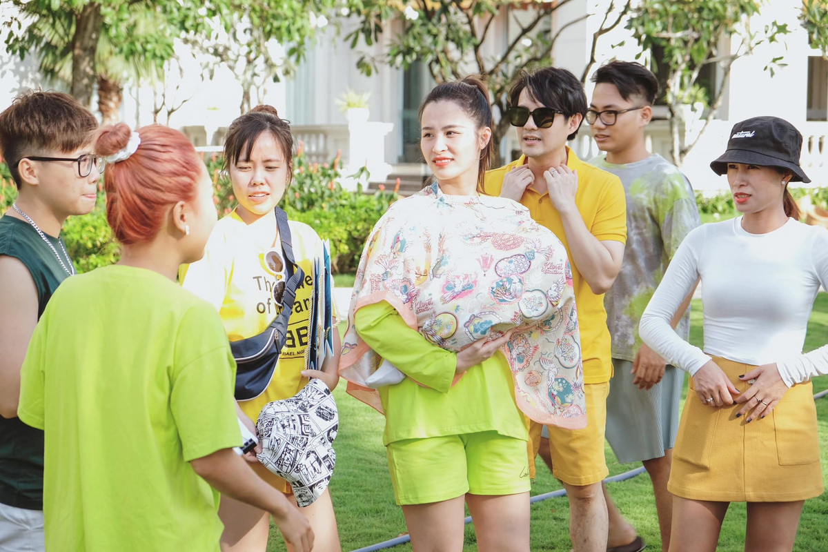 Vì bé quấn mẹ không rời, Đông Nhi phải bế con ra chỉ đạo công việc cấp dưới.