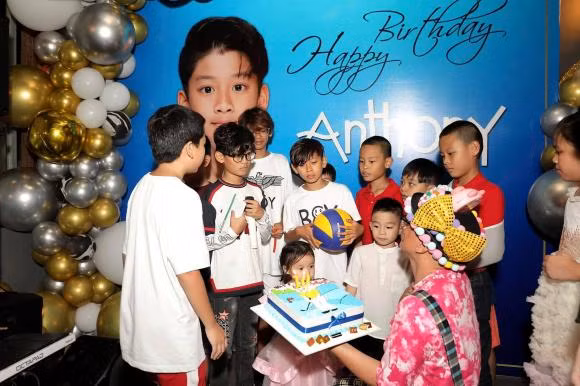 Doanh nhân Đức Huy tổ chức sinh nhật hoành tráng cho con trai chung của mình và Lệ Quyên.