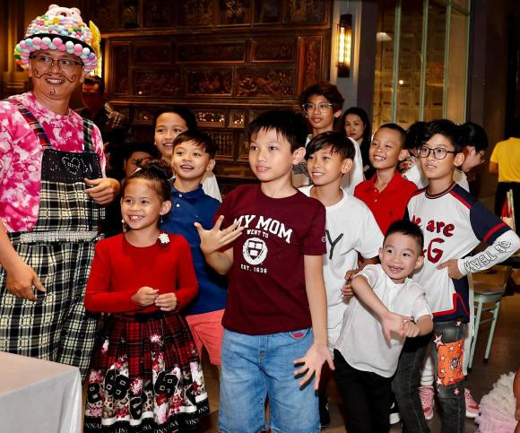 Điều đáng nói là sinh nhật của bé Kỳ Anh đã diễn ra từ ngày 9/4. Cậu bé đã có những buổi tiệc sinh nhật bên bạn bè và gia đình vào đúng ngày chính. Tuy nhiên, doanh nhân Đức Huy vẫn tiếp tục tổ chức thêm một bữa tiệc nữa cho con trai. Có thể thấy, anh rất cưng chiều quý tử của mình và Lệ Quyên. Chỉ cần là điều quý tử muốn thì anh sẽ đáp ứng ngay.