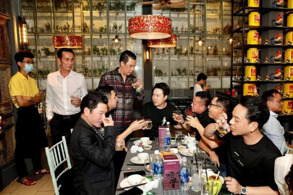 Ca sĩ Lê Hiếu cũng góp mặt.