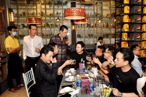 Ca sĩ Lê Hiếu cũng góp mặt.