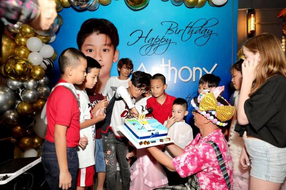 Bữa tiệc sinh nhật này lại thiếu vắng Lệ Quyên. Trước đó, nữ ca sĩ và Lâm Bảo Châu cũng tổ chức một buổi tiệc khá ấm cúng cho con trai. Khi đó, doanh nhân Đức Huy cũng không tham dự. Có lẽ, họ muốn tổ chức riêng lẻ để tránh khó xử.