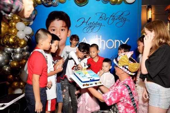 Bữa tiệc sinh nhật này lại thiếu vắng Lệ Quyên. Trước đó, nữ ca sĩ và Lâm Bảo Châu cũng tổ chức một buổi tiệc khá ấm cúng cho con trai. Khi đó, doanh nhân Đức Huy cũng không tham dự. Có lẽ, họ muốn tổ chức riêng lẻ để tránh khó xử.