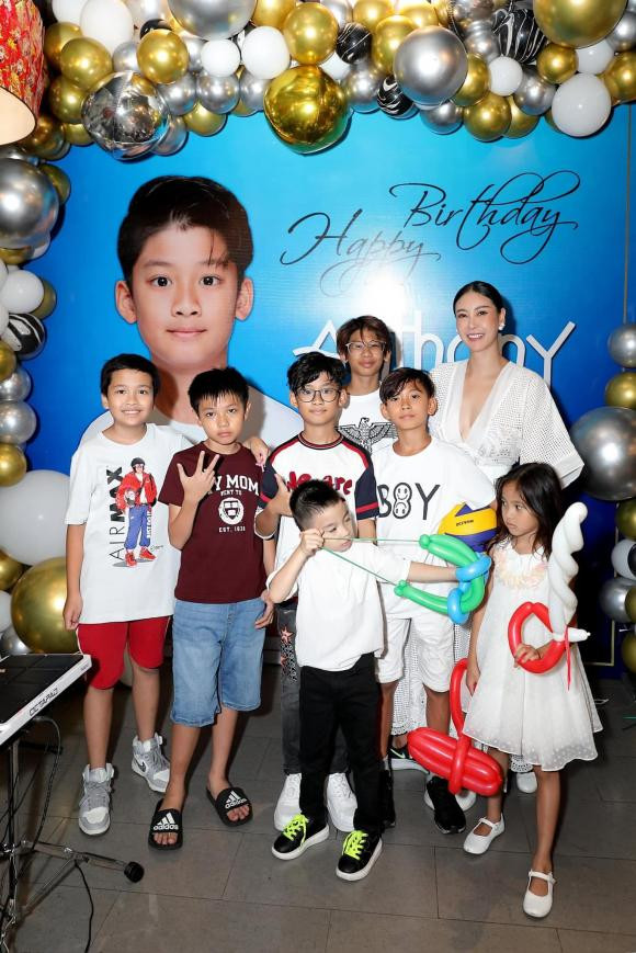 Hoa hậu Hà Kiều Anh đưa các con đến dự.